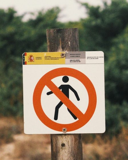 No walking sign, prohibiting pedestrian access.