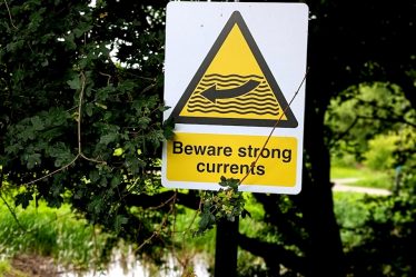 Warning sign for strong currents near water