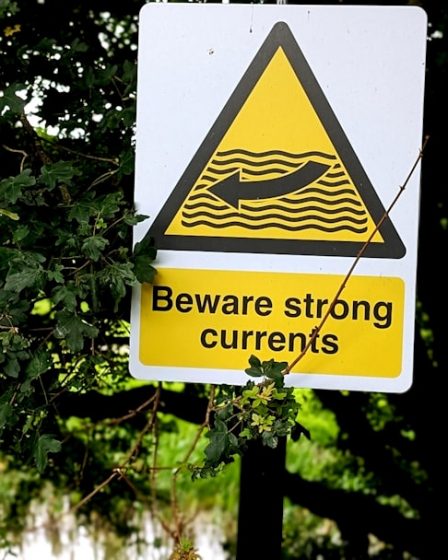 Warning sign for strong currents near water
